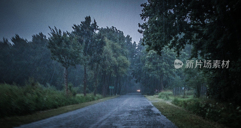 在暴风雨中进行公路自行车训练