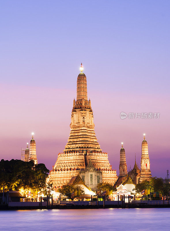 夜间曼谷的阿仑寺