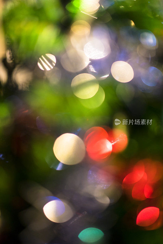 散焦彩球在圣诞树上的房间