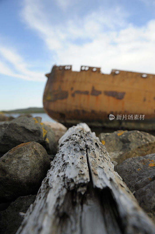 浮木与沉船的背景