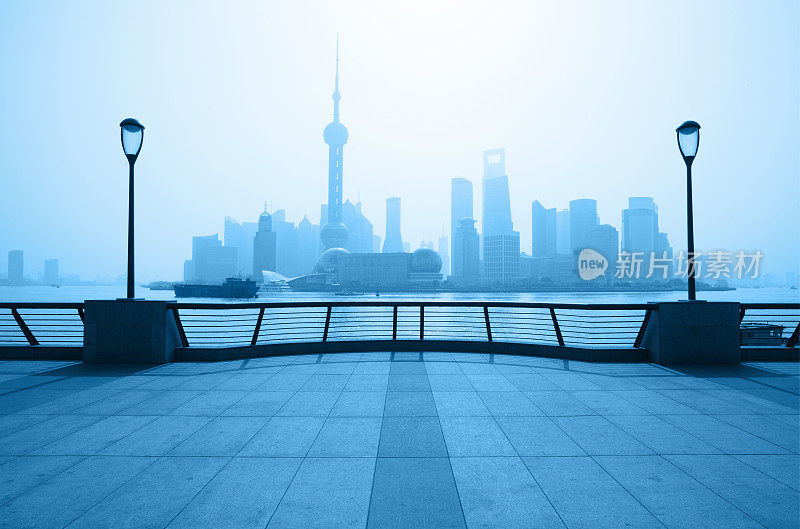 日出时分的上海天际线