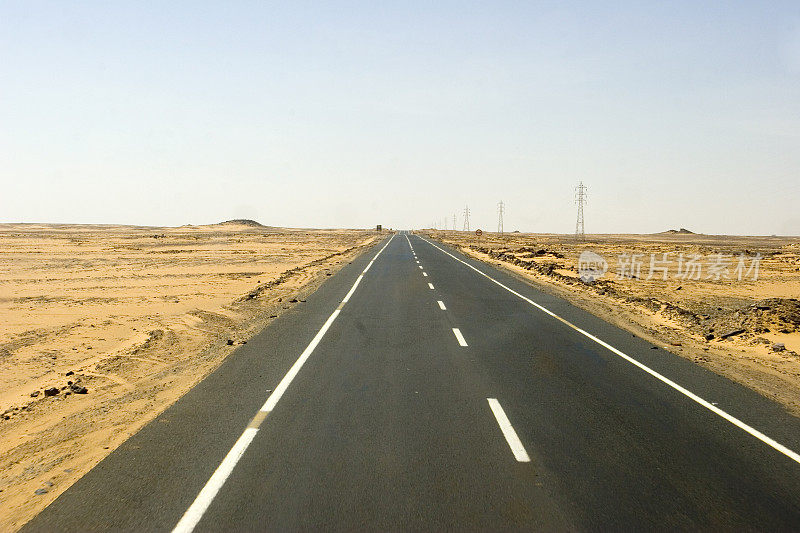 高速公路通过沙漠