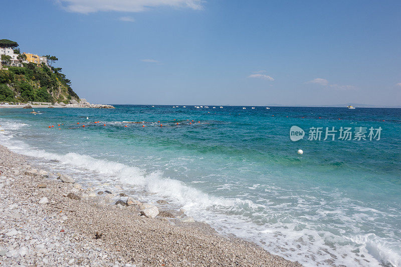 从卡普里岛海滩看维苏维奥山