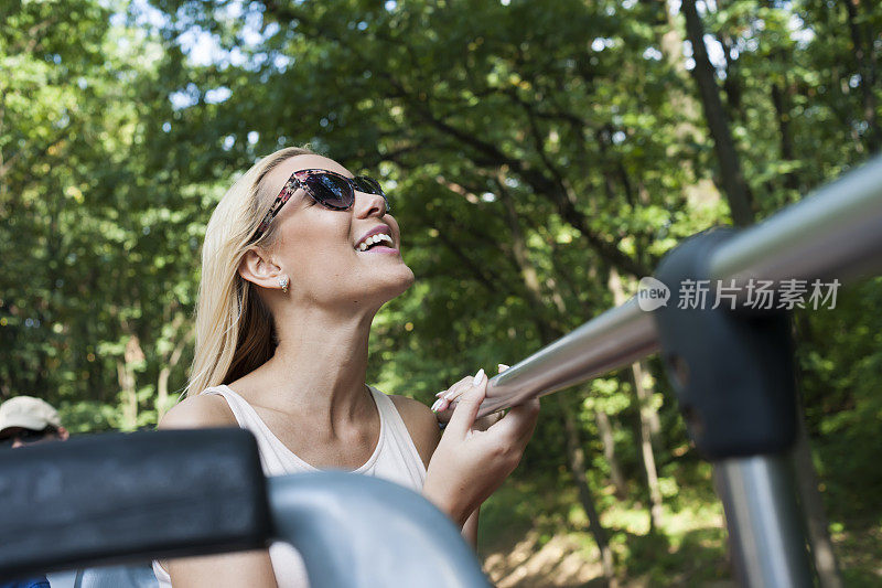 坐旅游车旅行的年轻女子