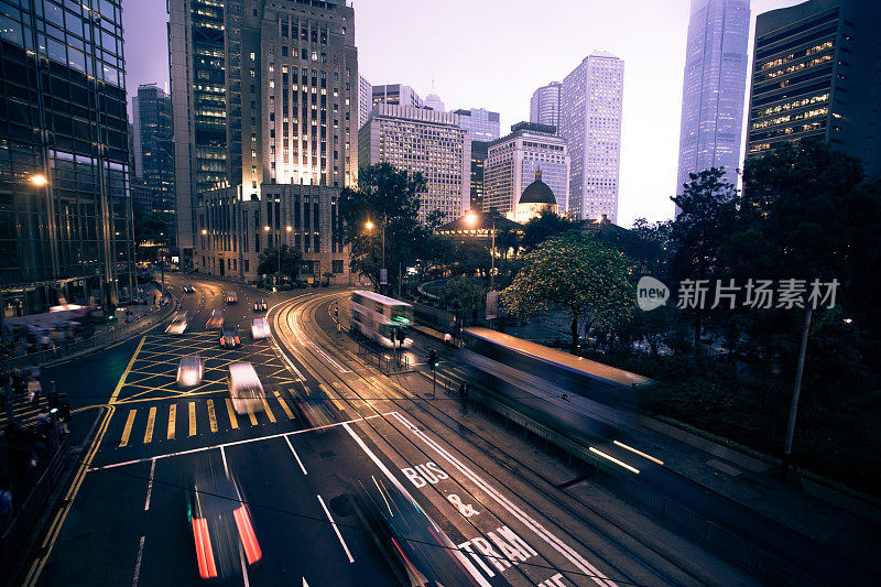 香港城夜深，车灯步道