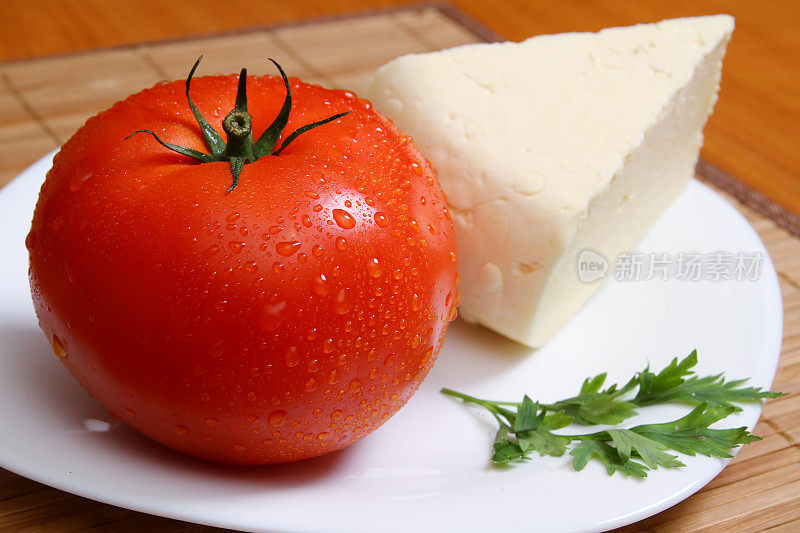 刚洗过的番茄和奶酪