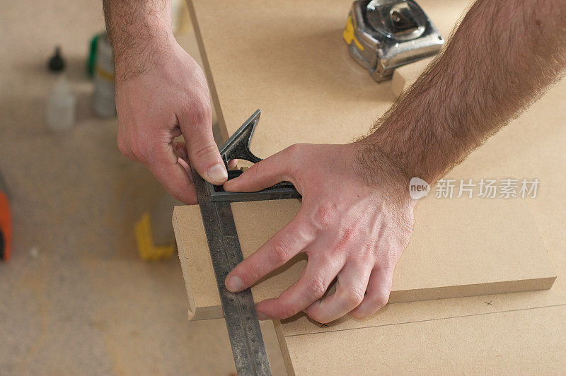 木匠测量木材