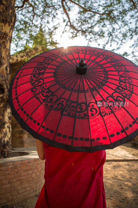 缅甸蒲甘寺，小和尚拿着红伞。