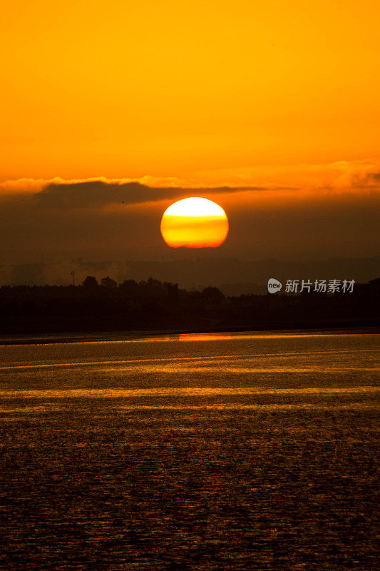 海上日出