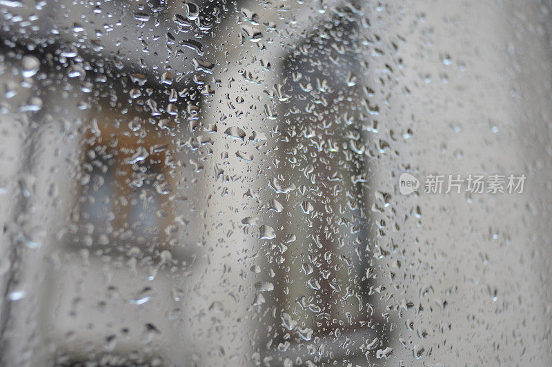 小雨打在玻璃上