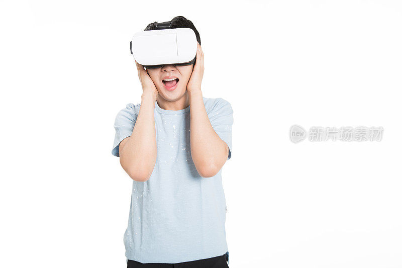 快乐的人使用VR头盔，体验虚拟现实