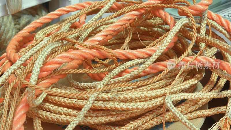 一堆不同大小的橙色绳子