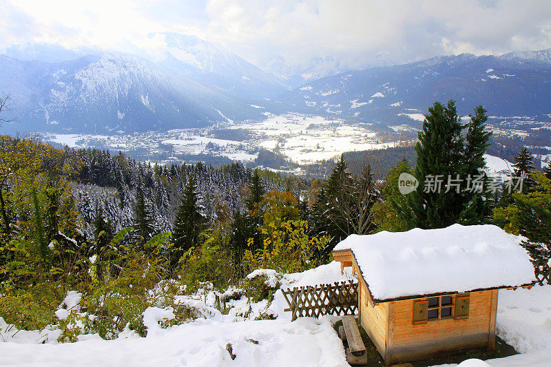 乡村谷仓下的雪和瓦克森斯坦巴伐利亚阿尔卑斯山，田园诗般的松树林地下的雪景观，雄伟的阿尔卑斯山山谷，戏剧性的巴伐利亚德国雪山全景，贝希特斯加登阿尔卑斯山，德国