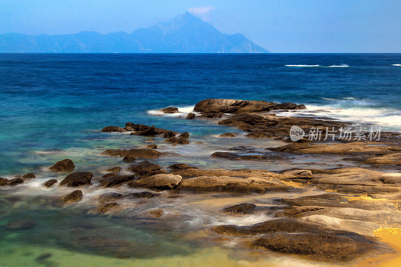 海边有海滩。Tigania海滩，Sithonia，半岛哈尔基迪基，希腊。