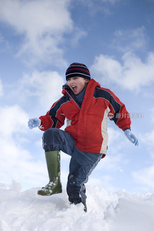 男孩在雪地里奔跑。