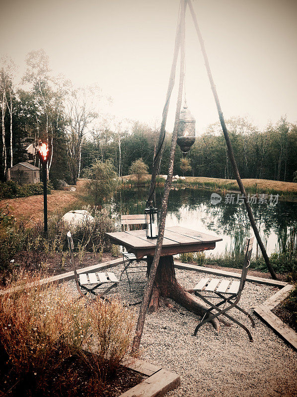 浪漫复古的桌子俯瞰一个池塘。