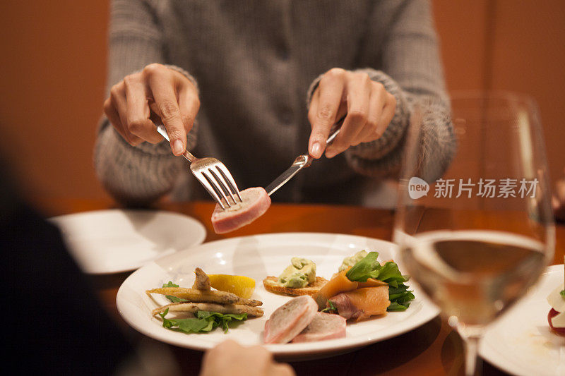 在餐馆吃饭的女人