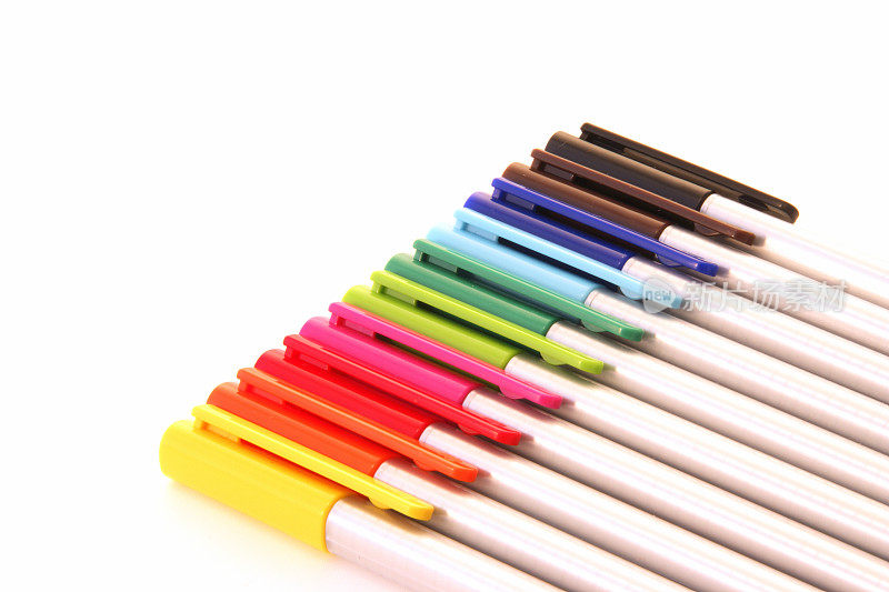 彩色的笔排成一排