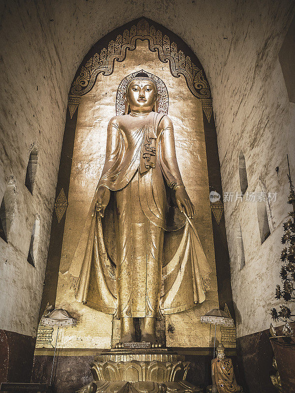在缅甸蒲甘的阿南陀寺的佛像