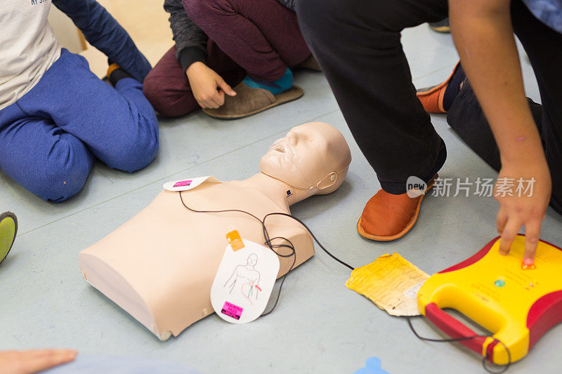 急救复苏过程中使用AED。