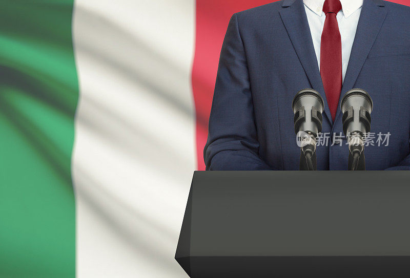商人或政治家在讲坛后面发表演讲，背景是意大利国旗