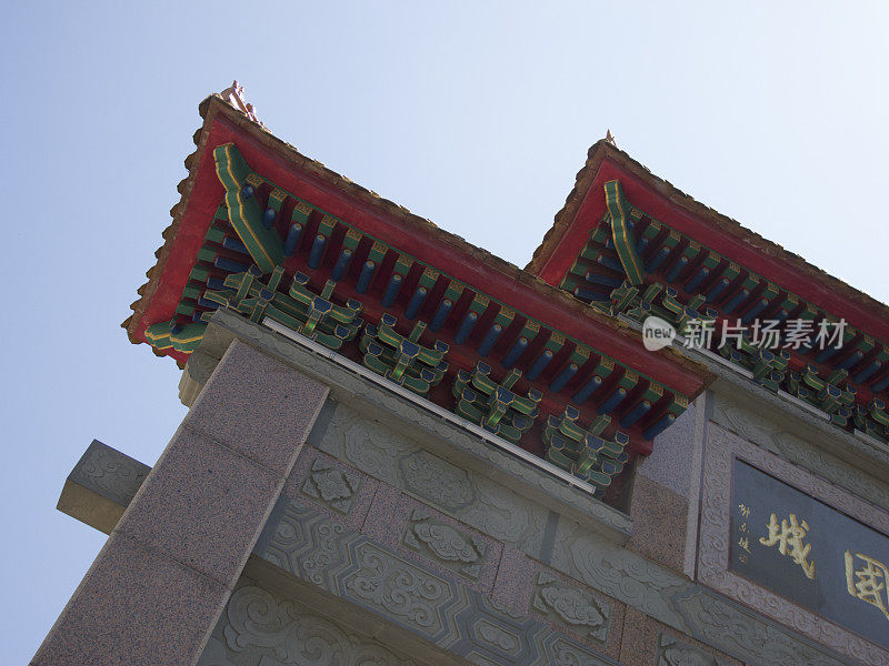 华埠入口的中国传统大门装饰细节，背景是蓝天