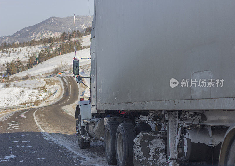 冬季暴风雪中，在结冰的道路上超速行驶的卡车车轮