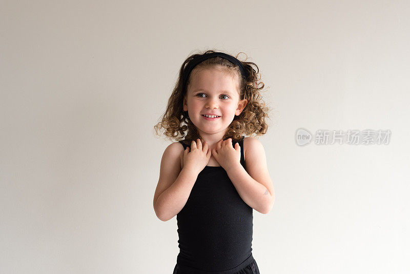 穿着黑色芭蕾舞服的小女孩
