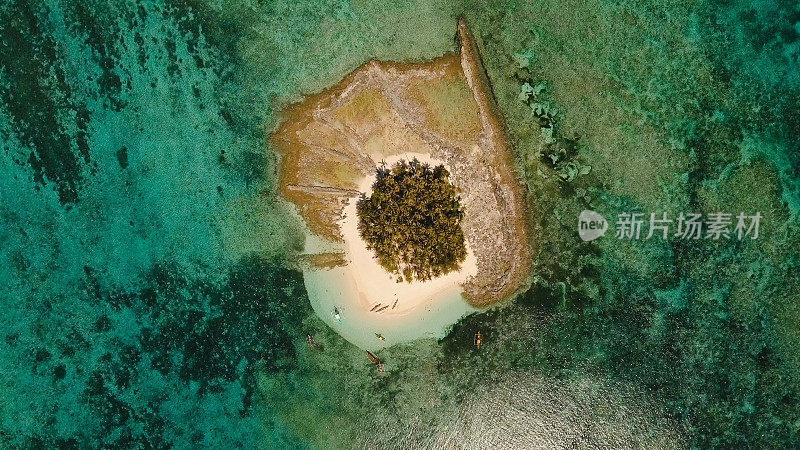 鸟瞰图美丽的海滩热带岛屿。吉亚姆岛，菲律宾，Siargao