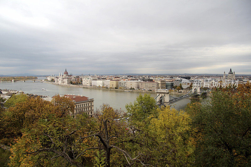匈牙利，布达佩斯市，帕拉尼克，多瑙河的秋天