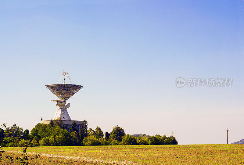 大型卫星碟形雷达天线站在野外对抗蓝天。空间通信中心
