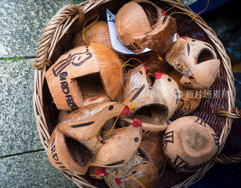 苏格兰威廉堡人行道上的椰子鸟巢工艺品