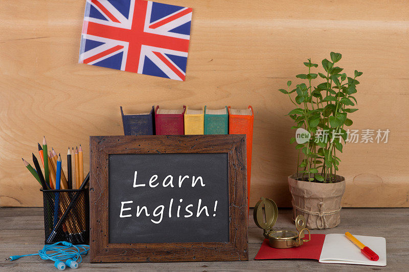 黑板上写着“学英语!”，英国国旗