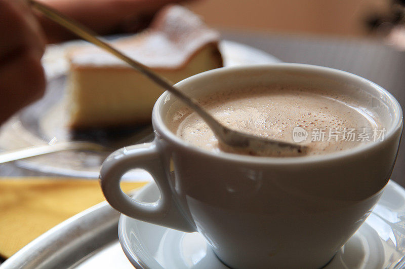 一杯加牛奶奶油的热巧克力