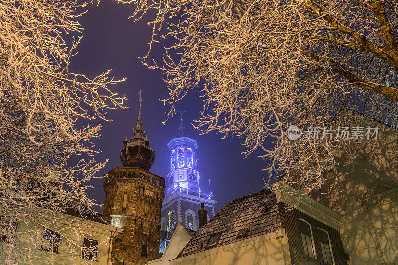 冬天的夜晚，坎彭的新塔和旧市政厅