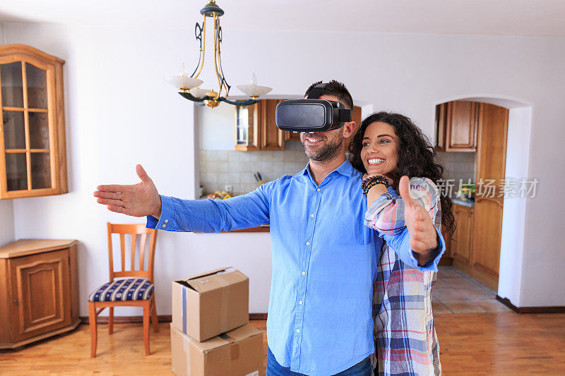 新婚夫妇在家里使用VR头盔