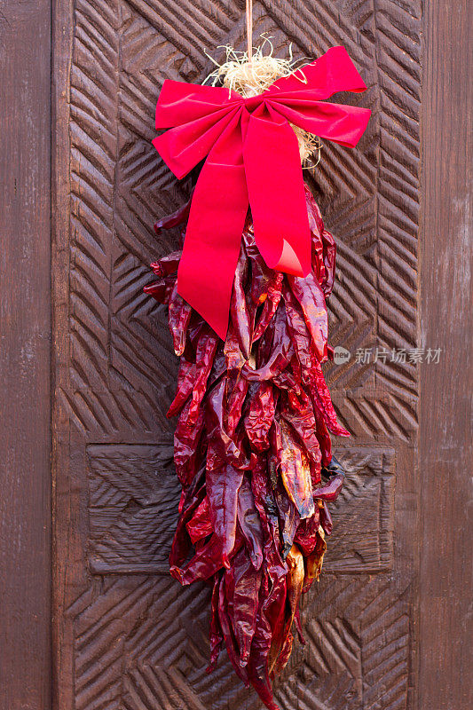圣达菲风格:门上的圣诞辣椒花圈