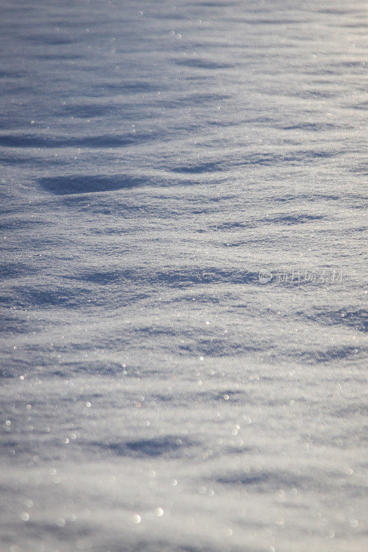 阳光下的雪毯