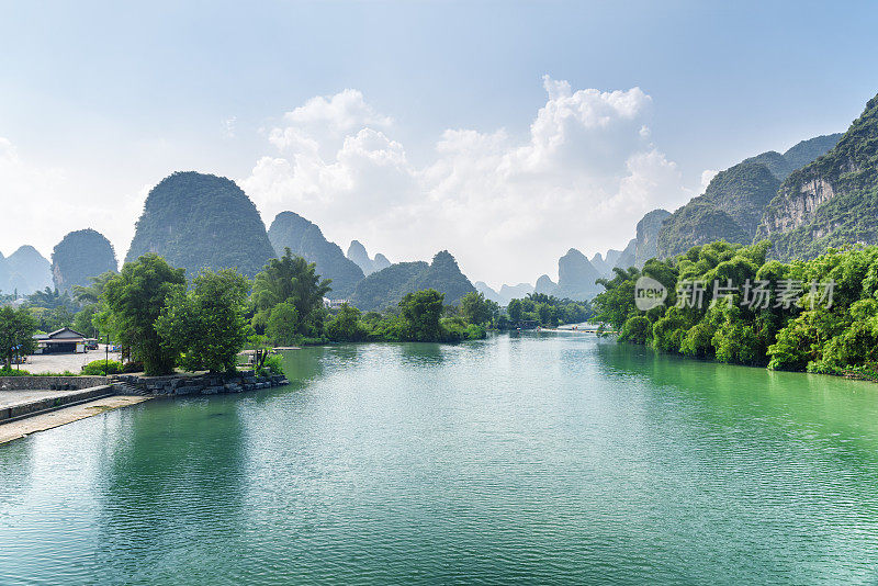 蔚蓝色的中国遇龙河景色令人惊叹