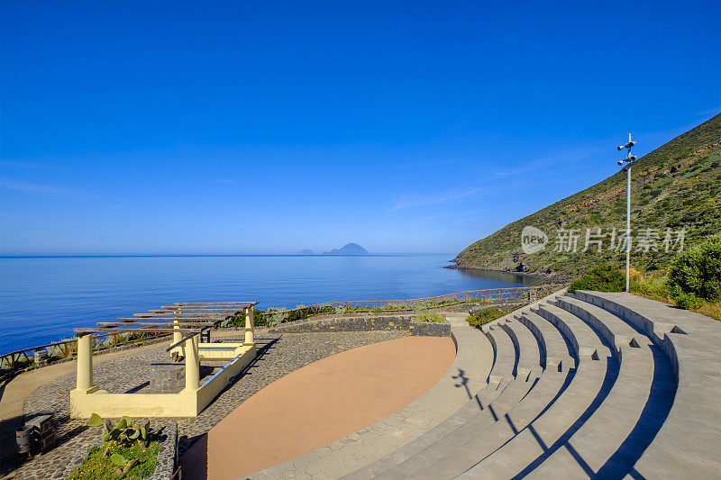 Salina海岸线上的露天剧场，Aeolian群岛(意大利西西里岛)的第二大岛