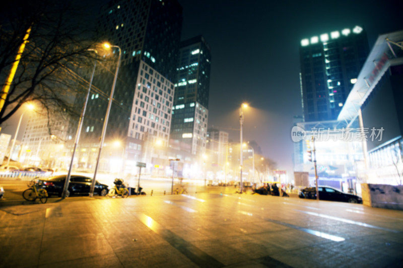 夜晚的灯光照亮了中国北京的办公楼