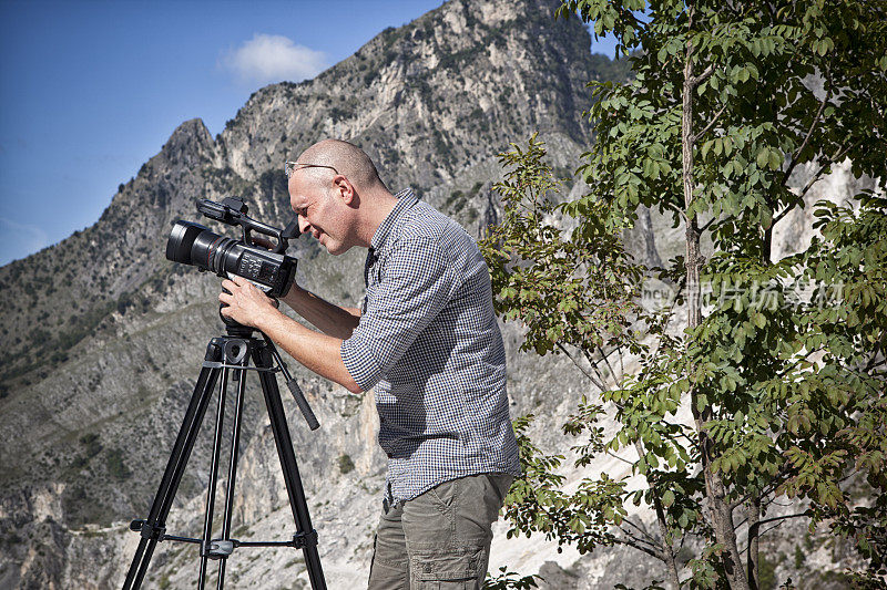 摄影师在意大利大理石采石场