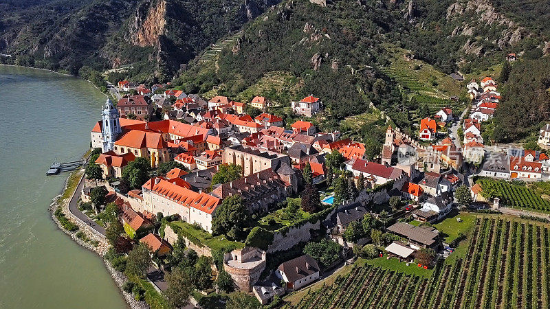 邓恩斯坦镇的空中全景图。瓦山谷,奥地利