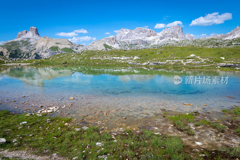 意大利欧洲阿尔卑斯山Dolomites区拉瓦雷多冰城北侧的小湖