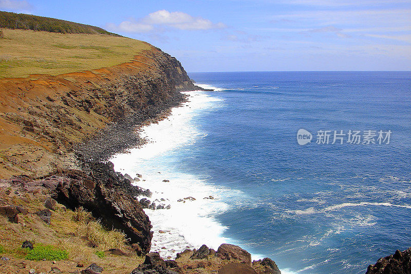 拉诺考火山-令人印象深刻的复活节岛和戏剧性的海岸线:蓝色的海浪拍打岩石形成的悬崖-拉帕努伊古老文明-田诗般的太平洋在戏剧性的日落，戏剧性的风景全景-智利