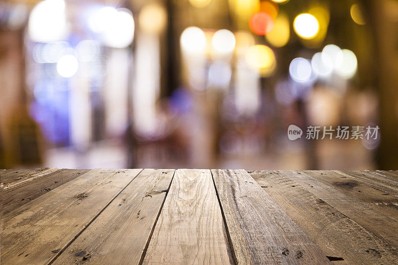 空木桌与散焦街灯的背景