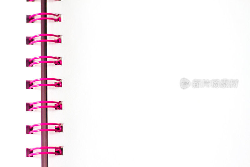 打开螺旋笔记本与粉红色的戒指，空白空白页