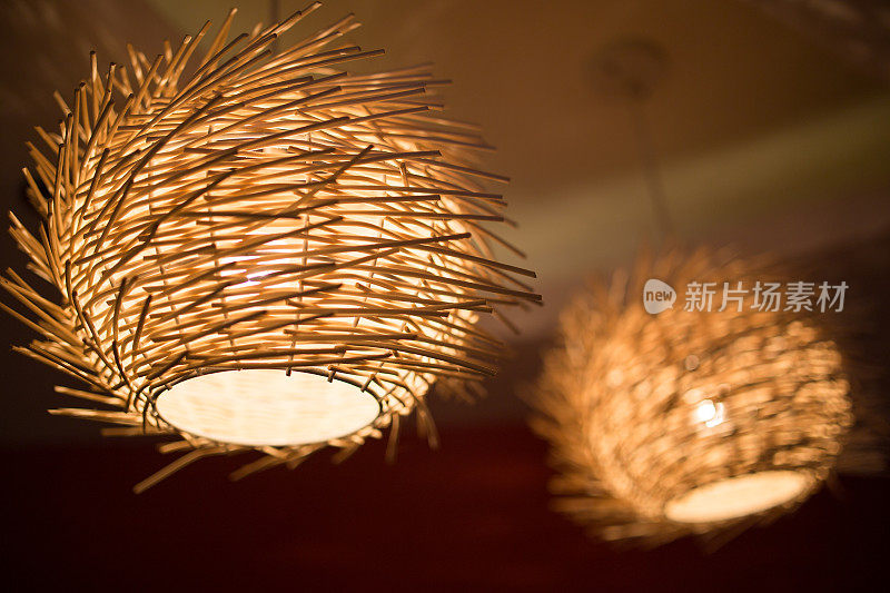 由农民竹帽制成的经典灯具，悬挂在天花板上