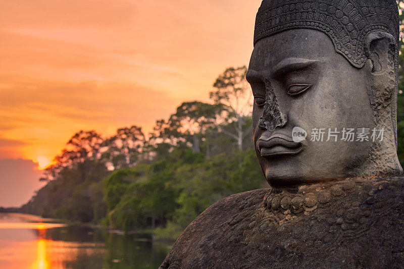 柬埔寨暹粒吴哥窟南门外的古代雕像