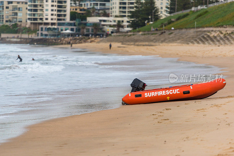 亮橙色的冲浪救生船在沙滩岸边